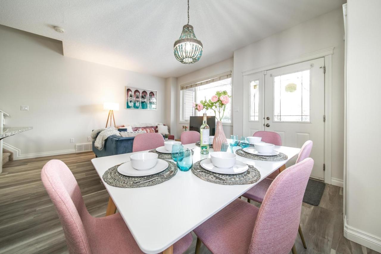 Mediterranean Retreat - King Bed - Fireplace - Jacuzzi - Fast Wi-Fi - Games Room - Free Parking & Netflix Edmonton Buitenkant foto
