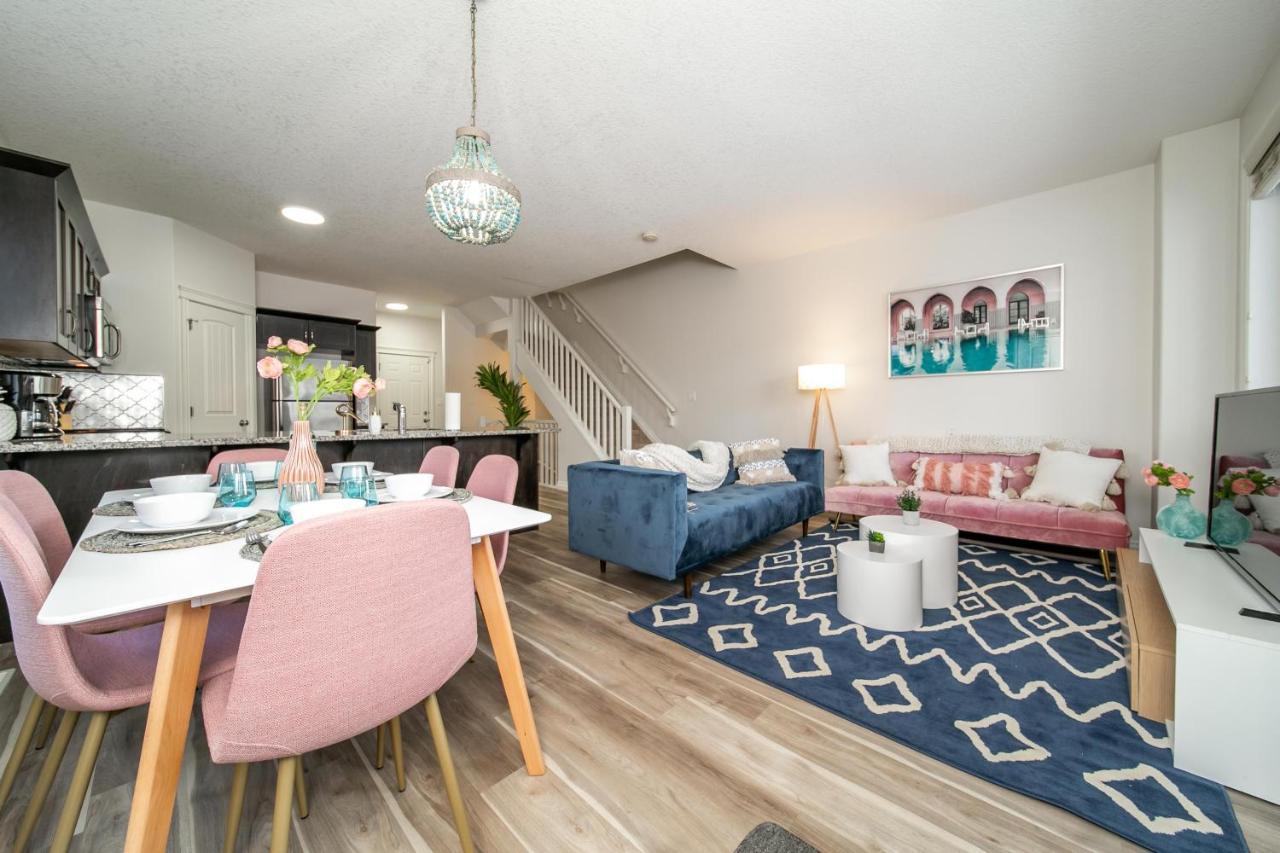 Mediterranean Retreat - King Bed - Fireplace - Jacuzzi - Fast Wi-Fi - Games Room - Free Parking & Netflix Edmonton Buitenkant foto