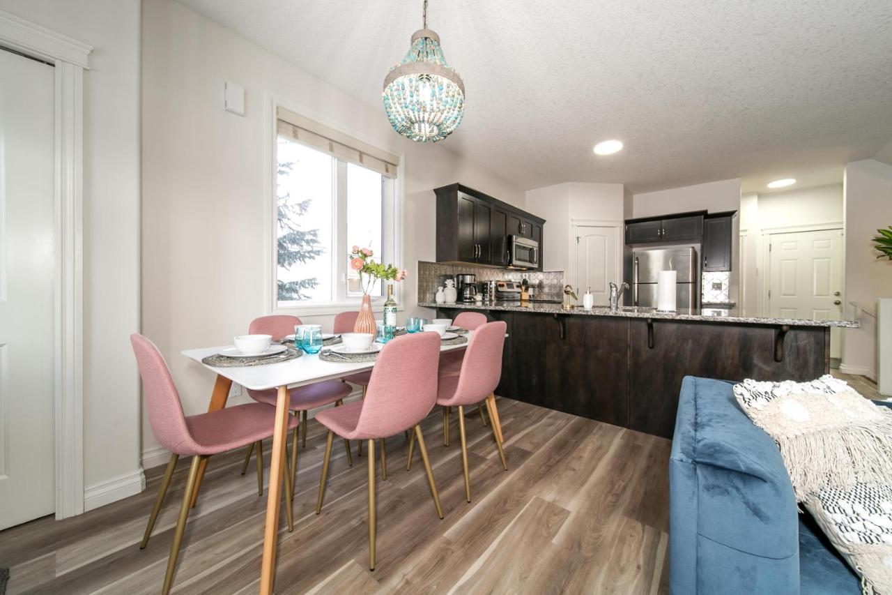 Mediterranean Retreat - King Bed - Fireplace - Jacuzzi - Fast Wi-Fi - Games Room - Free Parking & Netflix Edmonton Buitenkant foto
