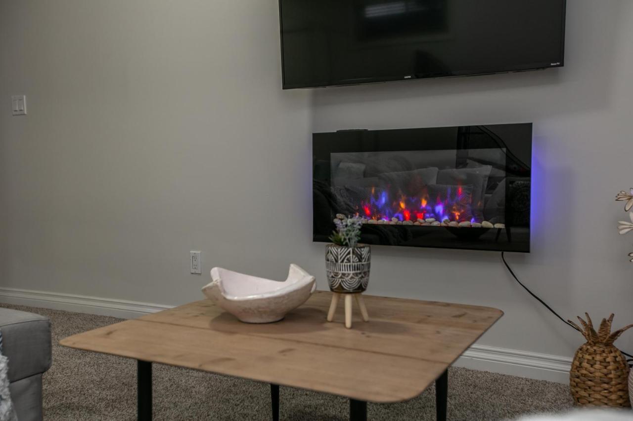 Mediterranean Retreat - King Bed - Fireplace - Jacuzzi - Fast Wi-Fi - Games Room - Free Parking & Netflix Edmonton Buitenkant foto