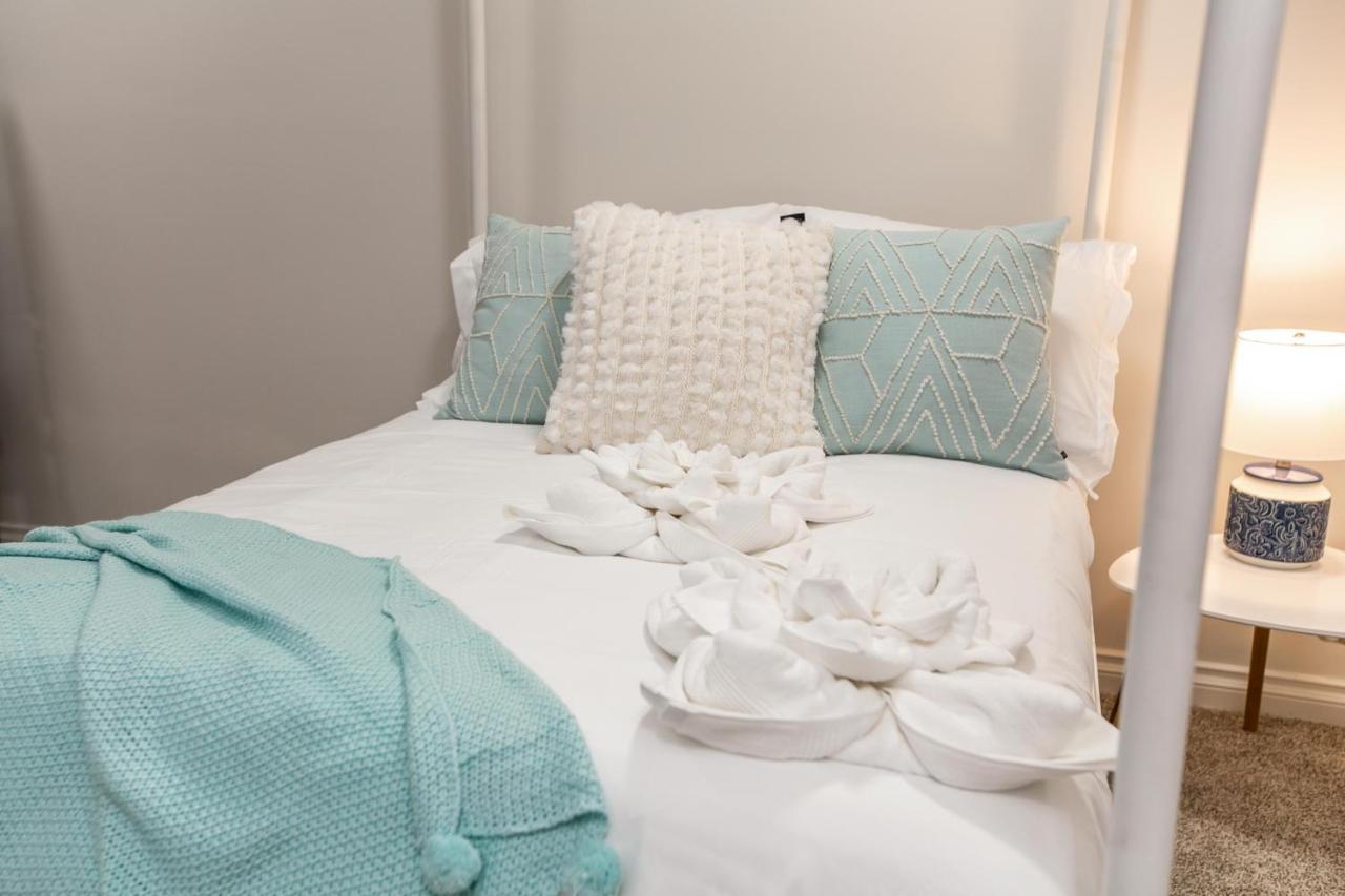 Mediterranean Retreat - King Bed - Fireplace - Jacuzzi - Fast Wi-Fi - Games Room - Free Parking & Netflix Edmonton Buitenkant foto