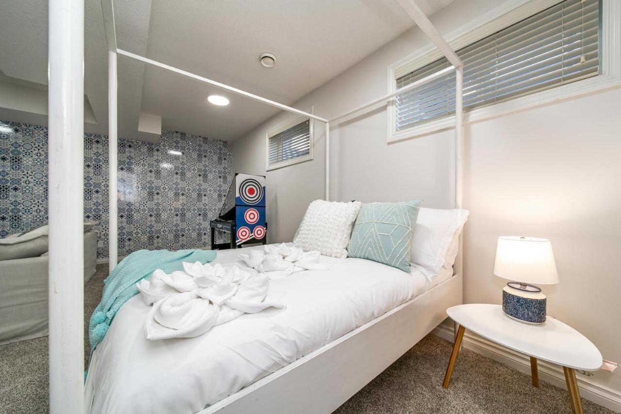 Mediterranean Retreat - King Bed - Fireplace - Jacuzzi - Fast Wi-Fi - Games Room - Free Parking & Netflix Edmonton Buitenkant foto