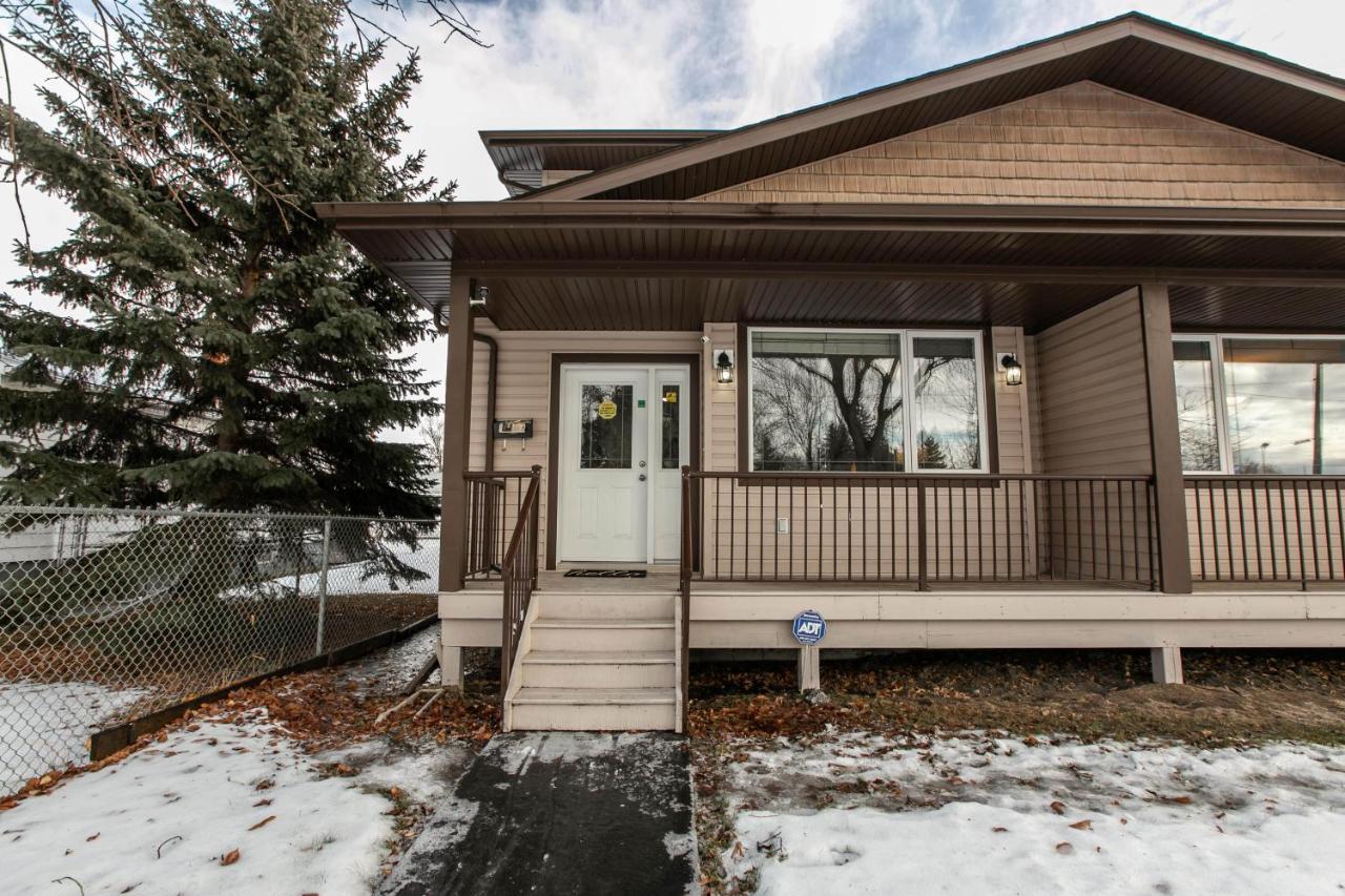 Mediterranean Retreat - King Bed - Fireplace - Jacuzzi - Fast Wi-Fi - Games Room - Free Parking & Netflix Edmonton Buitenkant foto