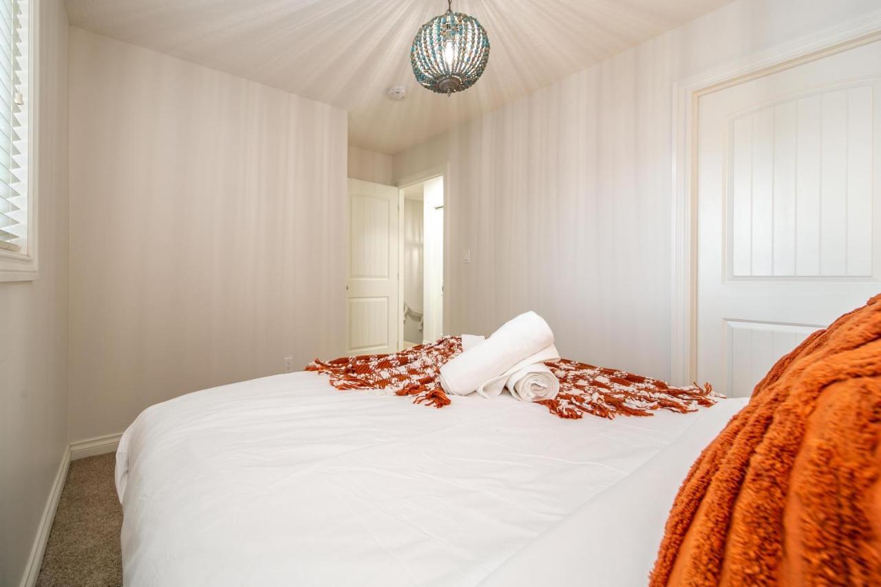 Mediterranean Retreat - King Bed - Fireplace - Jacuzzi - Fast Wi-Fi - Games Room - Free Parking & Netflix Edmonton Buitenkant foto