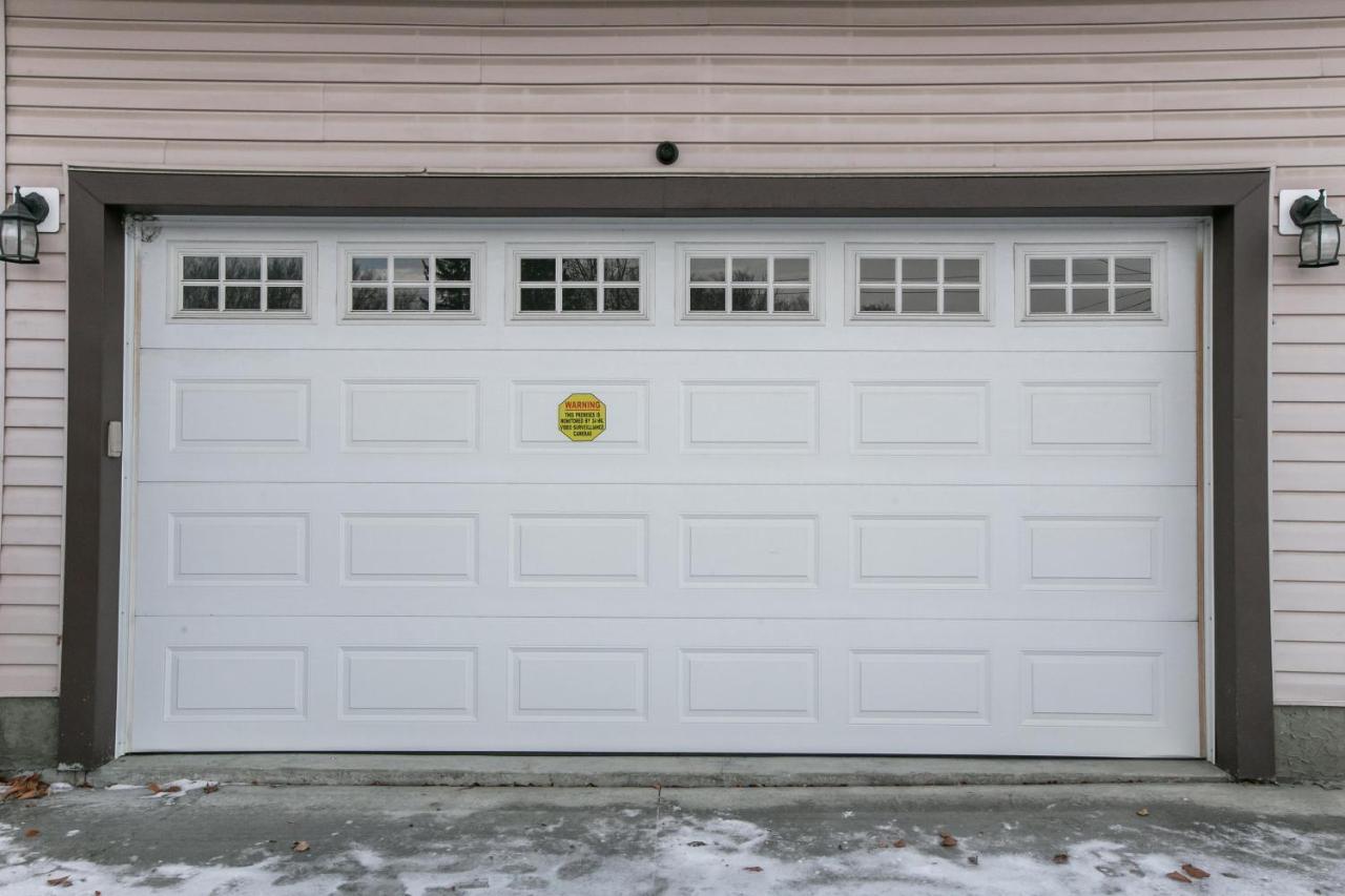 Mediterranean Retreat - King Bed - Fireplace - Jacuzzi - Fast Wi-Fi - Games Room - Free Parking & Netflix Edmonton Buitenkant foto
