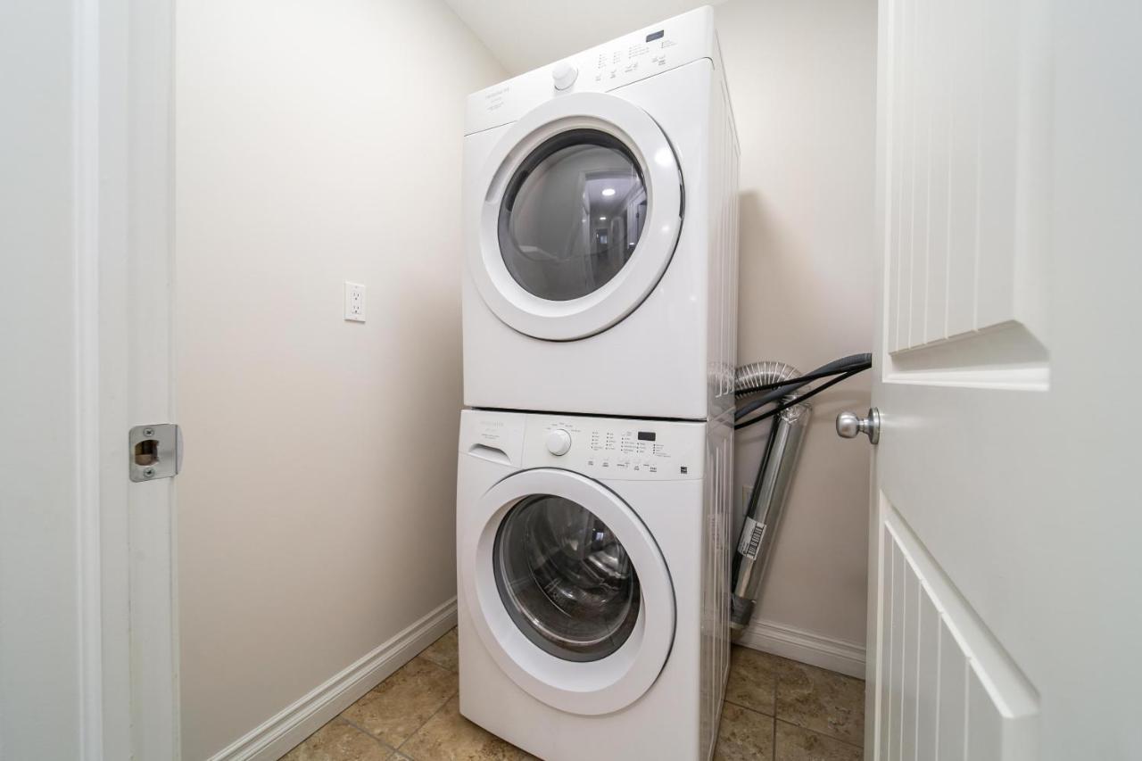 Mediterranean Retreat - King Bed - Fireplace - Jacuzzi - Fast Wi-Fi - Games Room - Free Parking & Netflix Edmonton Buitenkant foto