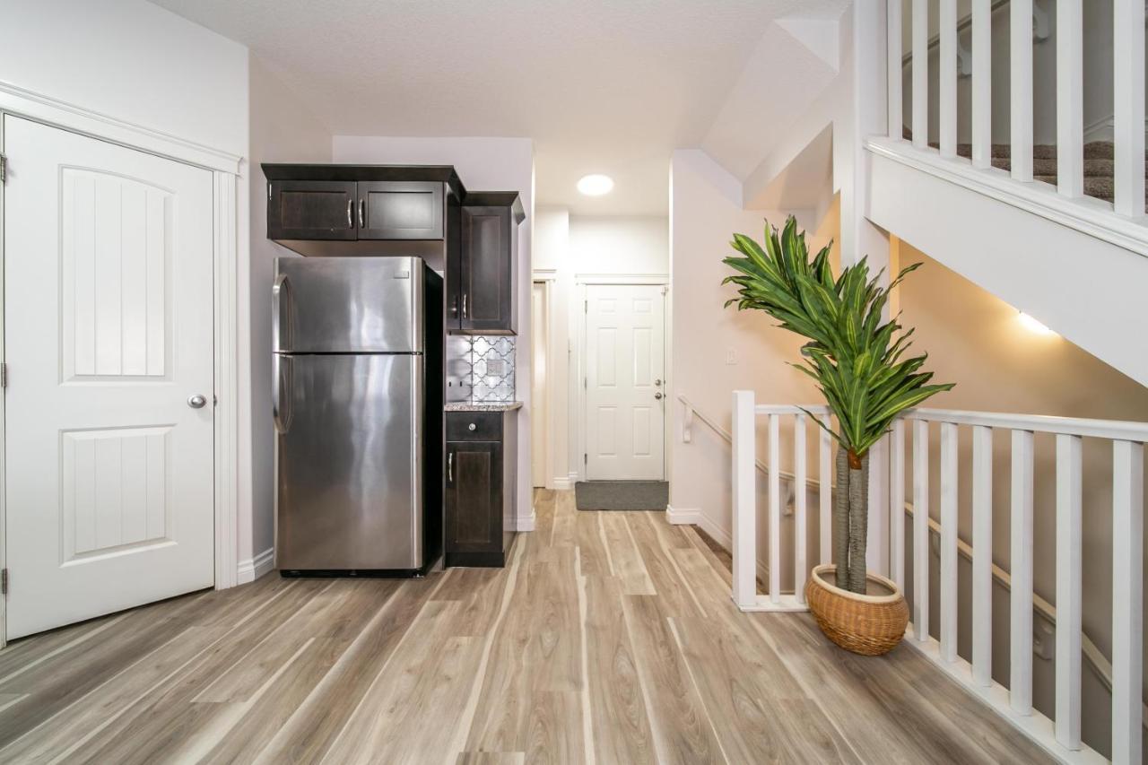 Mediterranean Retreat - King Bed - Fireplace - Jacuzzi - Fast Wi-Fi - Games Room - Free Parking & Netflix Edmonton Buitenkant foto
