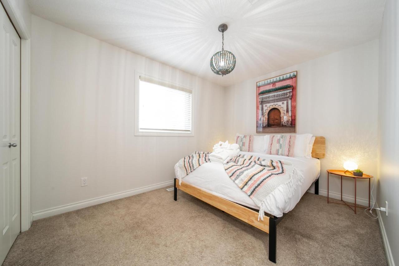 Mediterranean Retreat - King Bed - Fireplace - Jacuzzi - Fast Wi-Fi - Games Room - Free Parking & Netflix Edmonton Buitenkant foto