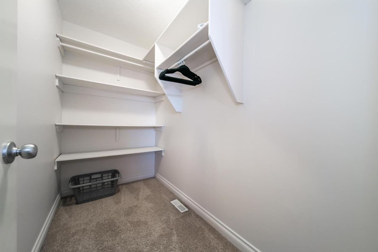 Mediterranean Retreat - King Bed - Fireplace - Jacuzzi - Fast Wi-Fi - Games Room - Free Parking & Netflix Edmonton Buitenkant foto