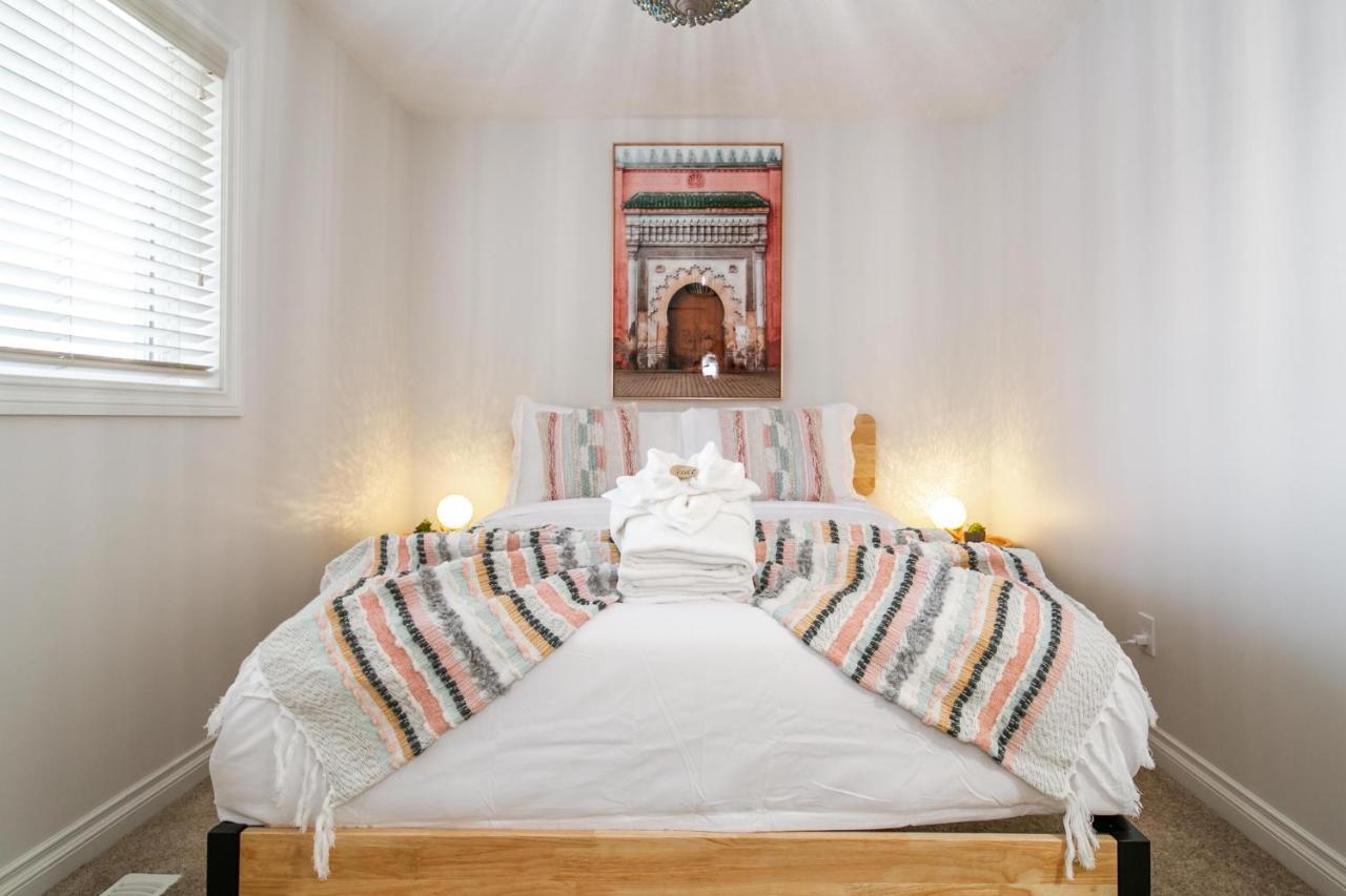 Mediterranean Retreat - King Bed - Fireplace - Jacuzzi - Fast Wi-Fi - Games Room - Free Parking & Netflix Edmonton Buitenkant foto
