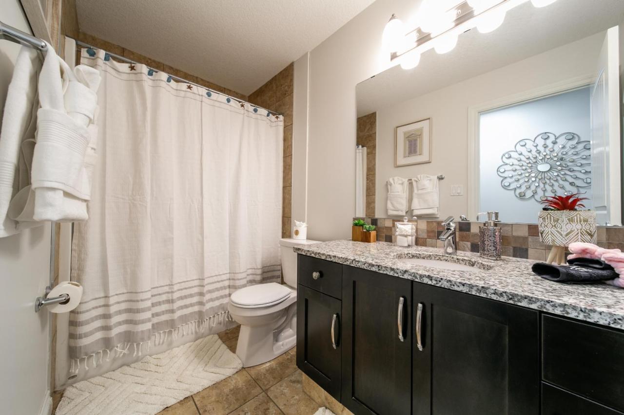 Mediterranean Retreat - King Bed - Fireplace - Jacuzzi - Fast Wi-Fi - Games Room - Free Parking & Netflix Edmonton Buitenkant foto