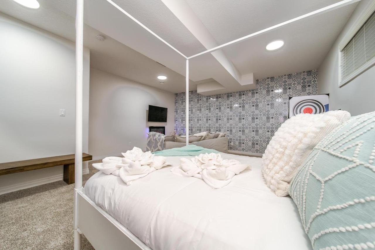 Mediterranean Retreat - King Bed - Fireplace - Jacuzzi - Fast Wi-Fi - Games Room - Free Parking & Netflix Edmonton Buitenkant foto
