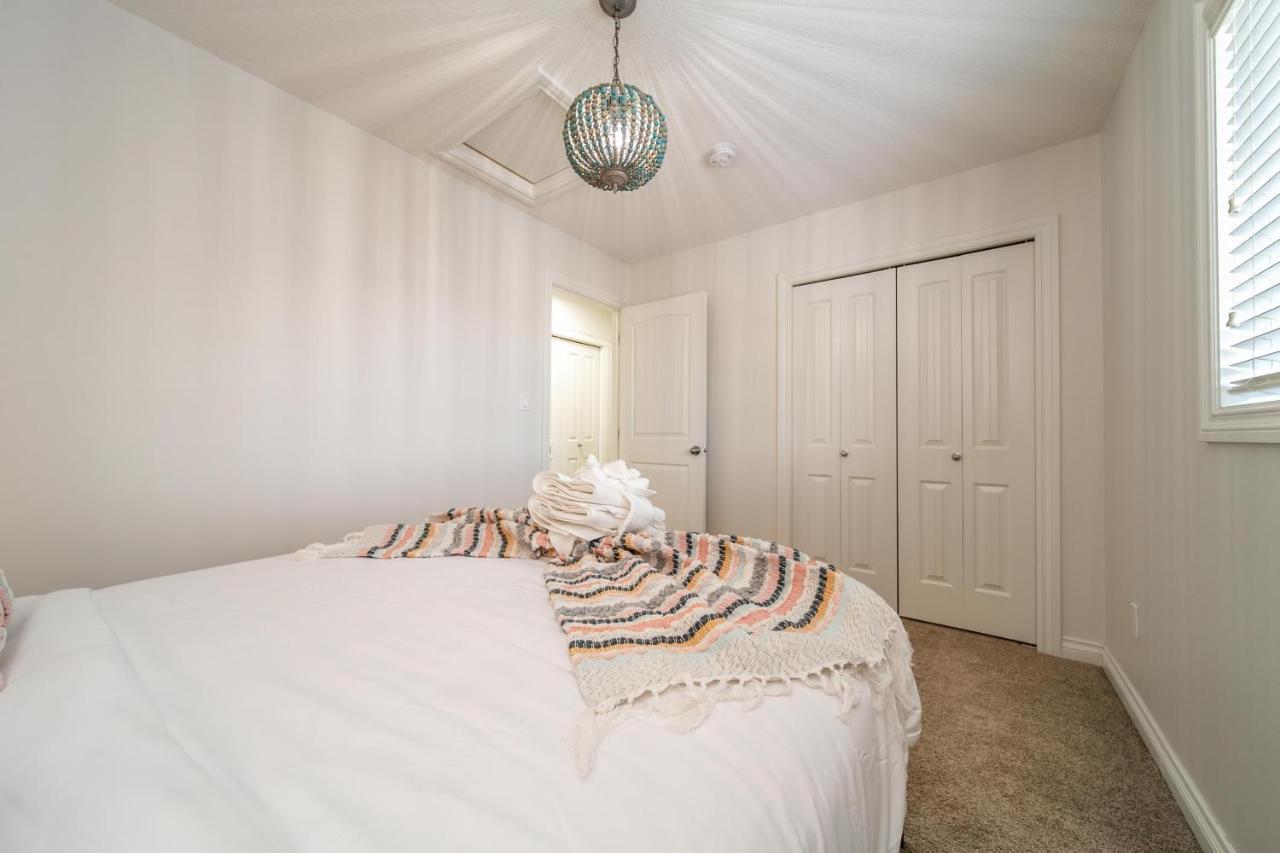Mediterranean Retreat - King Bed - Fireplace - Jacuzzi - Fast Wi-Fi - Games Room - Free Parking & Netflix Edmonton Buitenkant foto