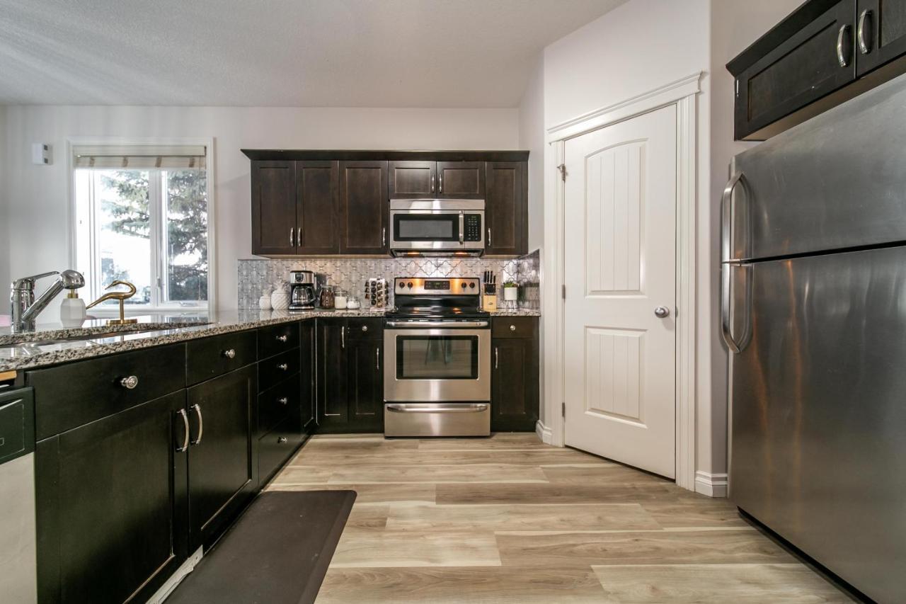 Mediterranean Retreat - King Bed - Fireplace - Jacuzzi - Fast Wi-Fi - Games Room - Free Parking & Netflix Edmonton Buitenkant foto