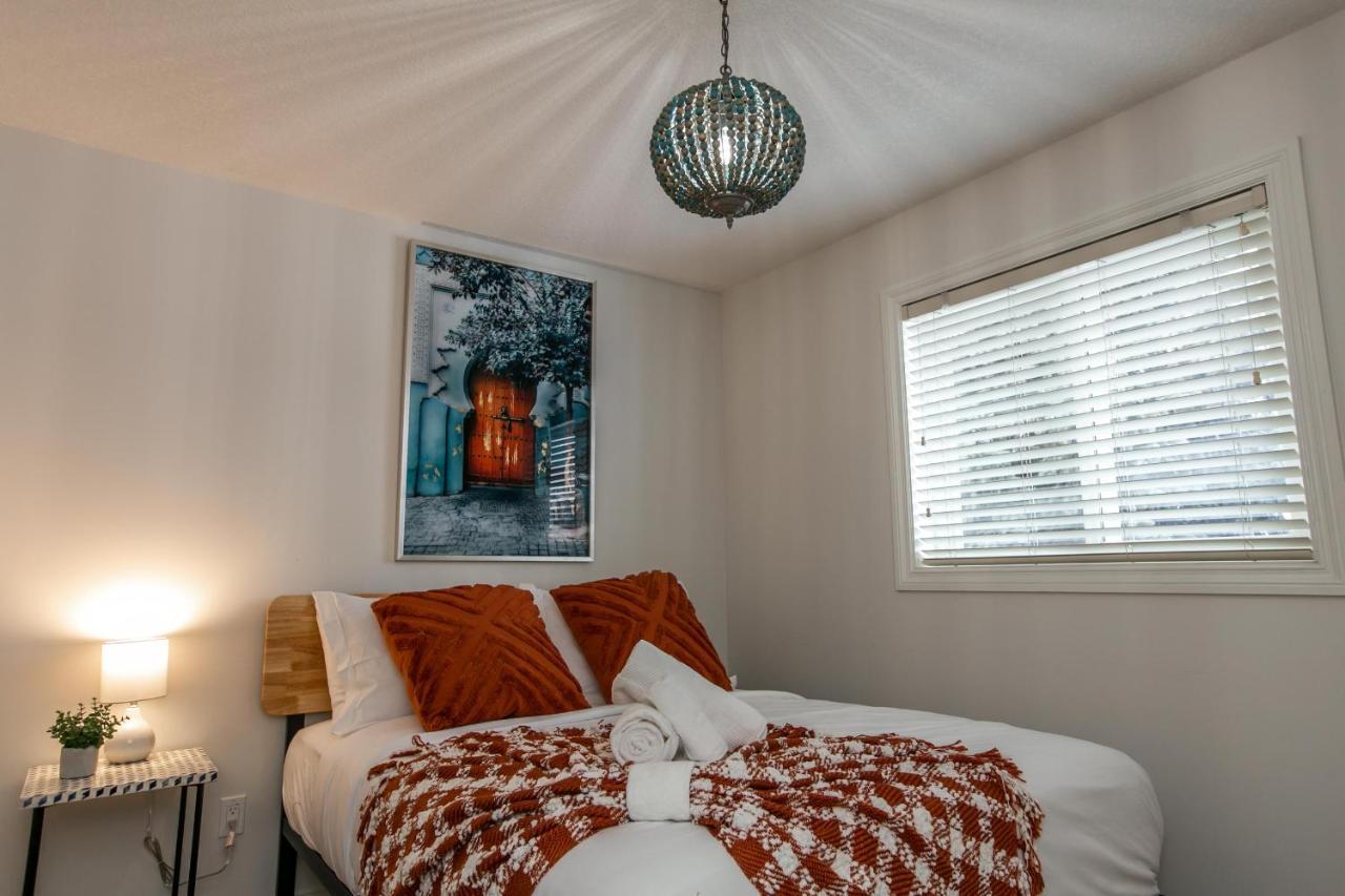 Mediterranean Retreat - King Bed - Fireplace - Jacuzzi - Fast Wi-Fi - Games Room - Free Parking & Netflix Edmonton Buitenkant foto