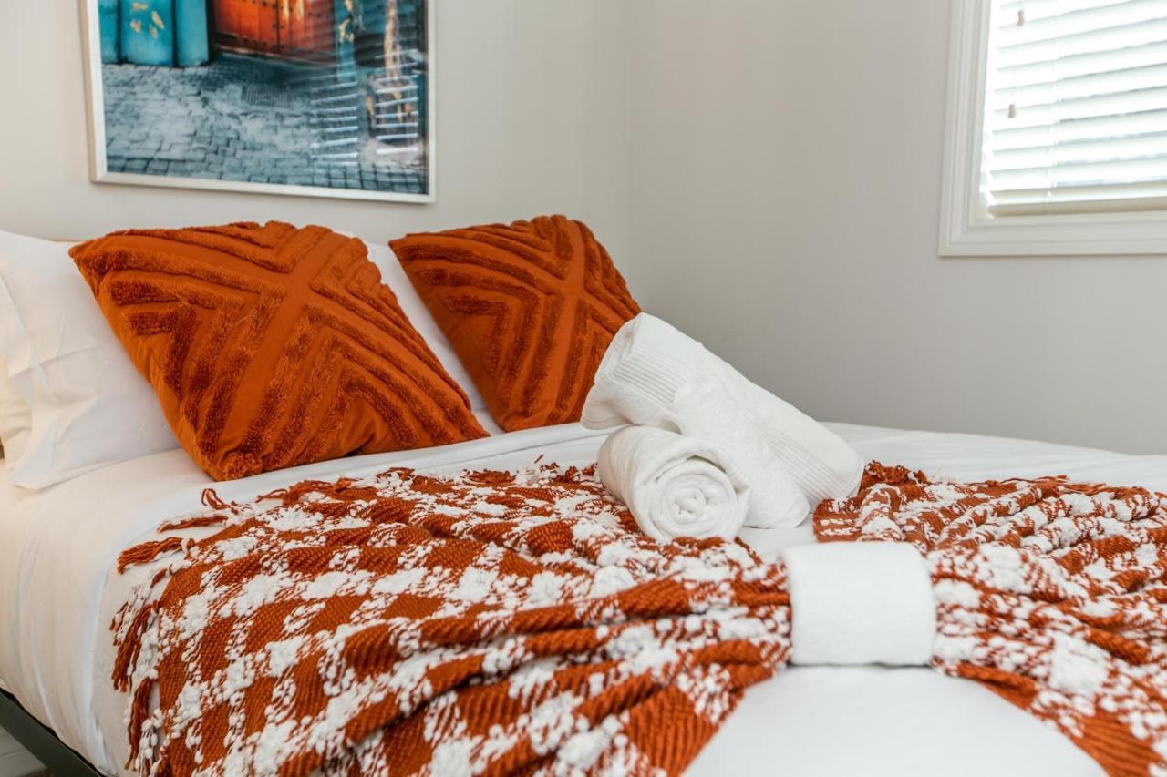 Mediterranean Retreat - King Bed - Fireplace - Jacuzzi - Fast Wi-Fi - Games Room - Free Parking & Netflix Edmonton Buitenkant foto
