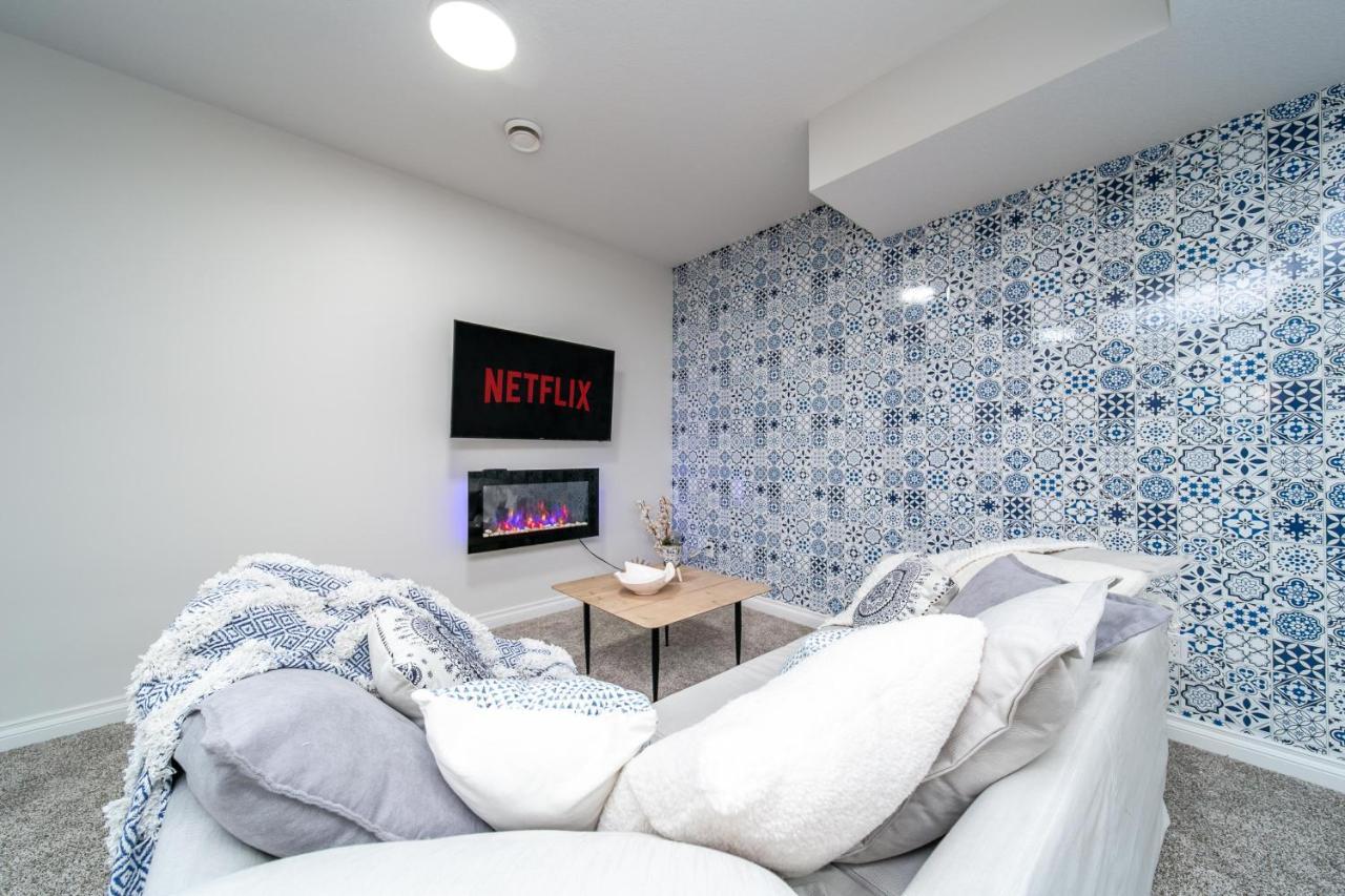 Mediterranean Retreat - King Bed - Fireplace - Jacuzzi - Fast Wi-Fi - Games Room - Free Parking & Netflix Edmonton Buitenkant foto