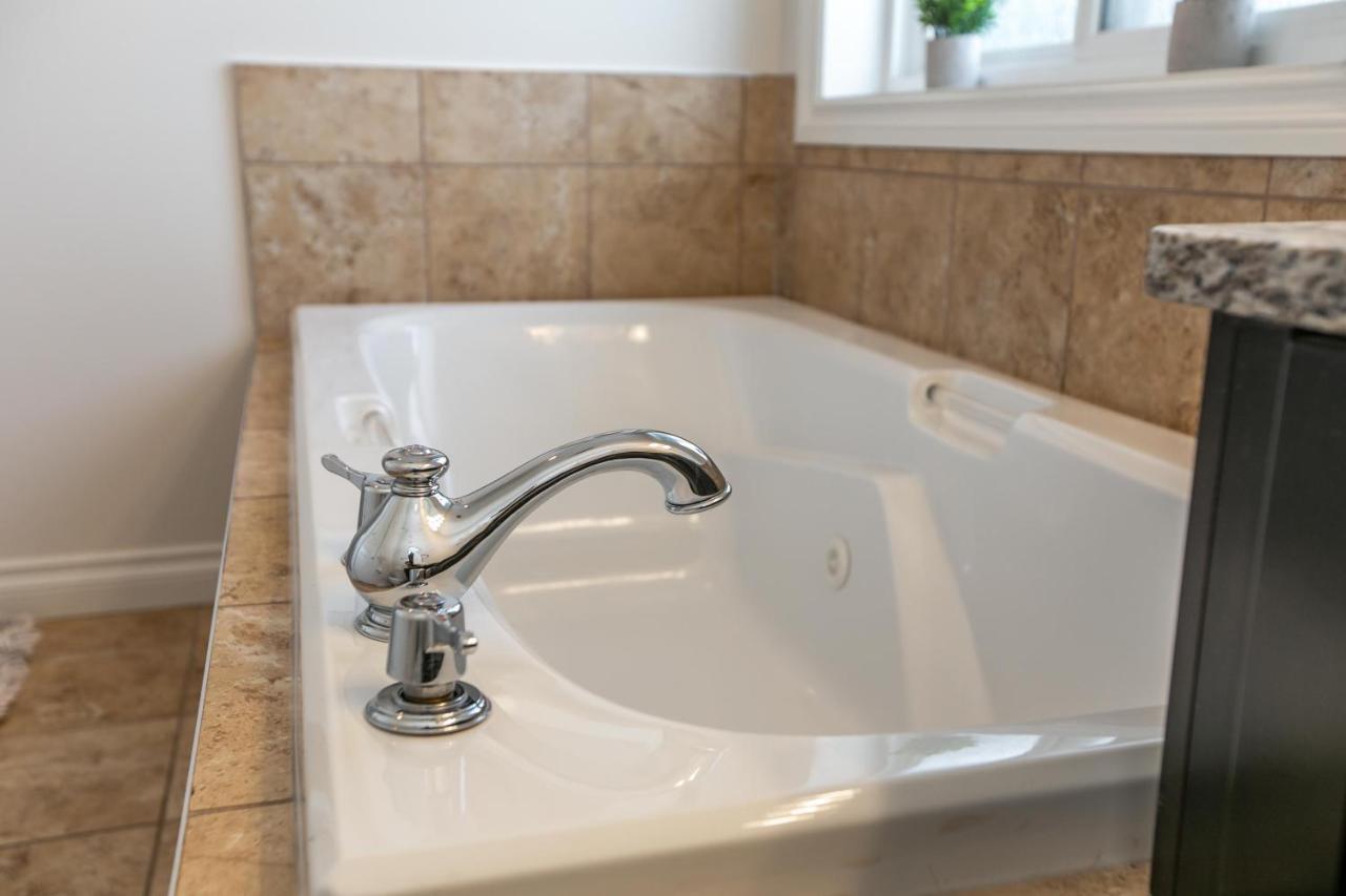 Mediterranean Retreat - King Bed - Fireplace - Jacuzzi - Fast Wi-Fi - Games Room - Free Parking & Netflix Edmonton Buitenkant foto