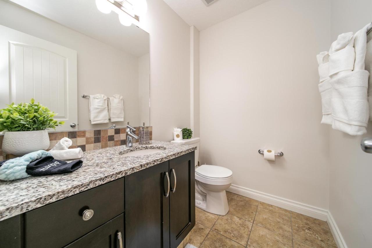 Mediterranean Retreat - King Bed - Fireplace - Jacuzzi - Fast Wi-Fi - Games Room - Free Parking & Netflix Edmonton Buitenkant foto