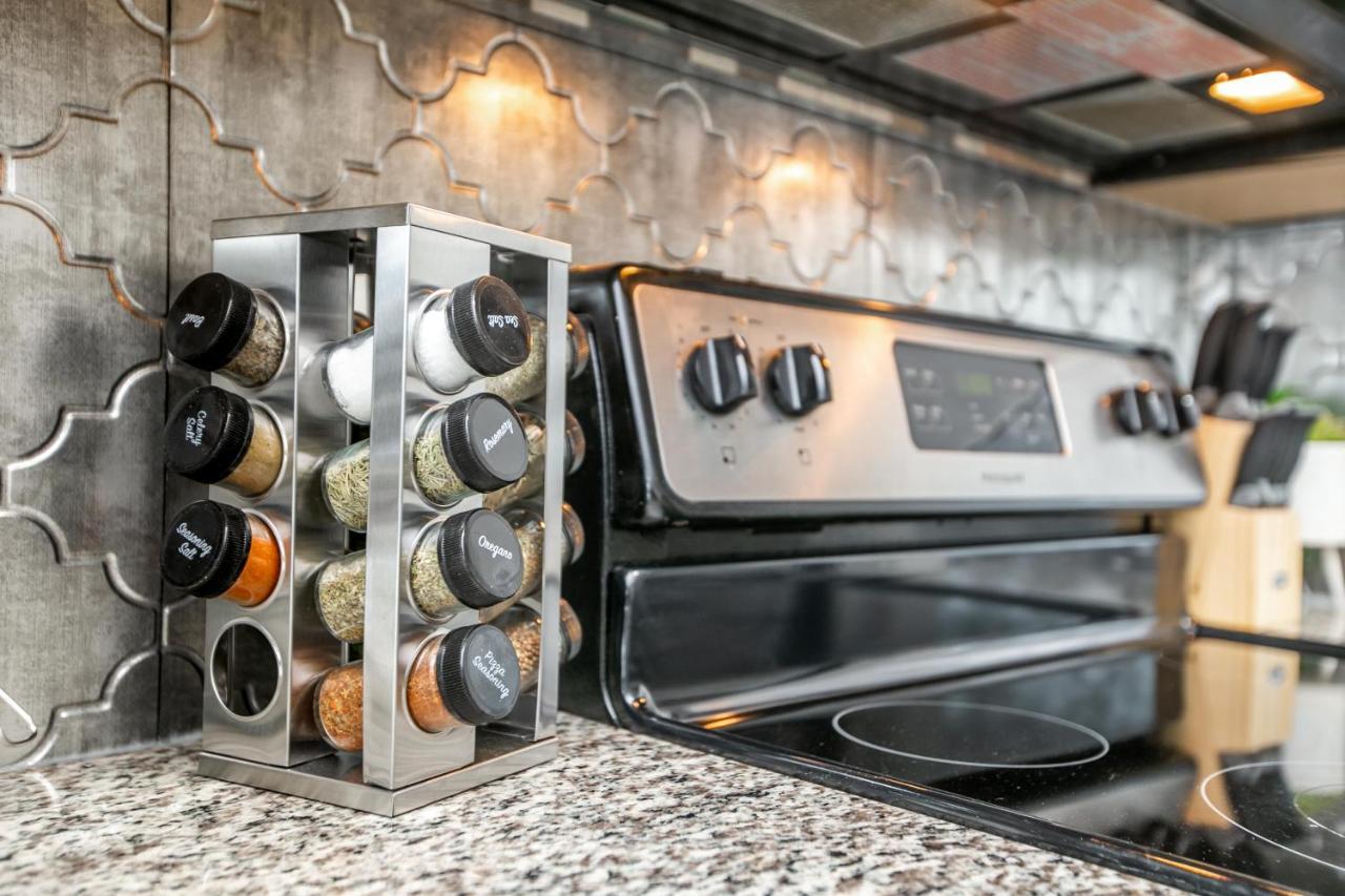 Mediterranean Retreat - King Bed - Fireplace - Jacuzzi - Fast Wi-Fi - Games Room - Free Parking & Netflix Edmonton Buitenkant foto