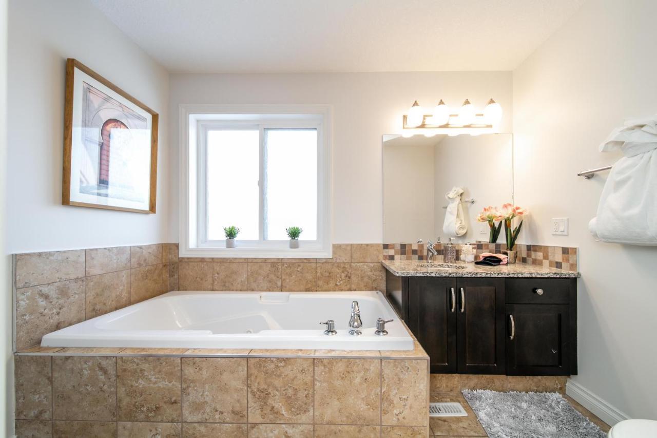 Mediterranean Retreat - King Bed - Fireplace - Jacuzzi - Fast Wi-Fi - Games Room - Free Parking & Netflix Edmonton Buitenkant foto