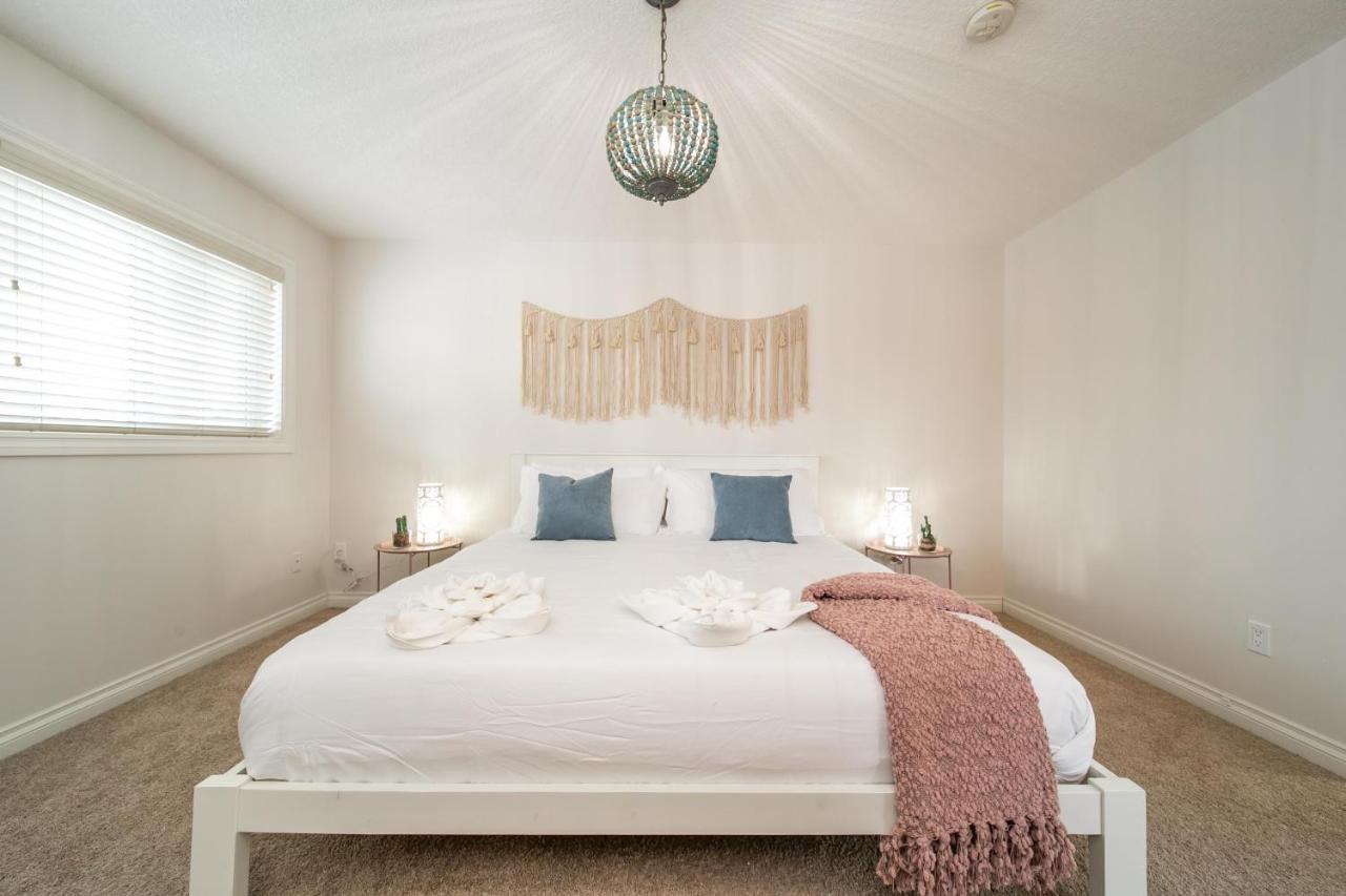 Mediterranean Retreat - King Bed - Fireplace - Jacuzzi - Fast Wi-Fi - Games Room - Free Parking & Netflix Edmonton Buitenkant foto