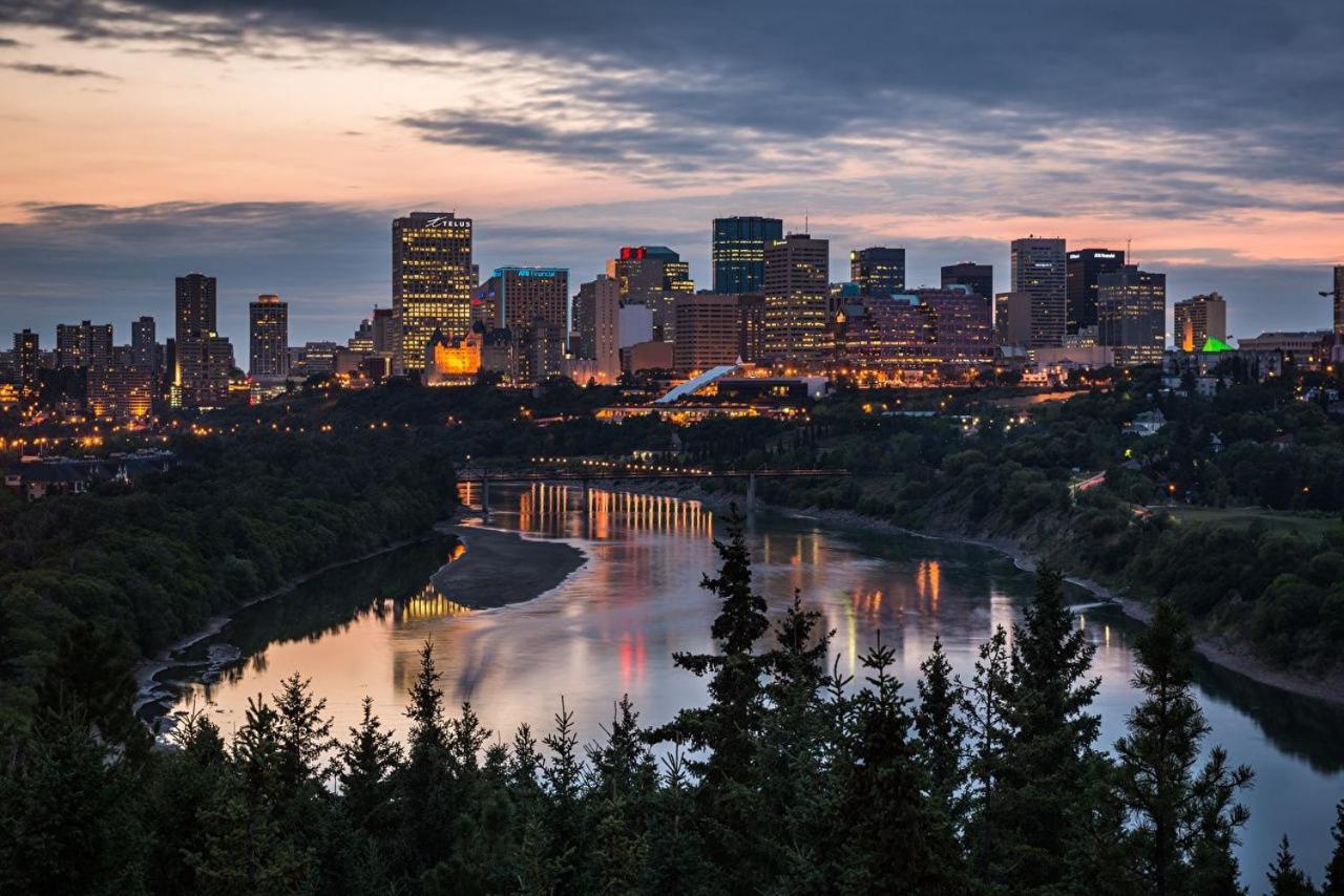 Mediterranean Retreat - King Bed - Fireplace - Jacuzzi - Fast Wi-Fi - Games Room - Free Parking & Netflix Edmonton Buitenkant foto